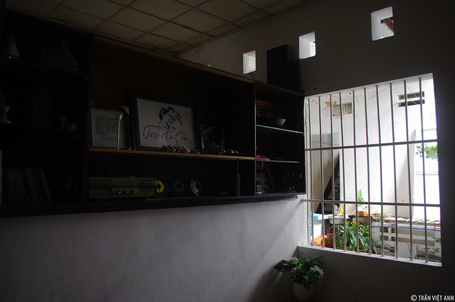 Trịnh Công Sơn như vẫn còn ở đâu đó, trong không gian nhỏ, đậm chất Huế này, hay trong ca từ giản dị của những bài hát mà người quản lý vẫn mở mỗi khi khách ghé thăm.